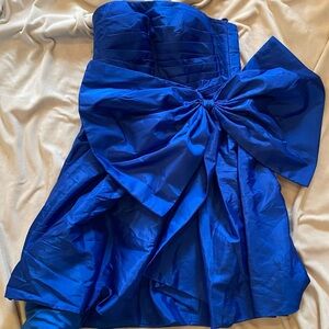 Elegant Blue Strapless Dress with Bow